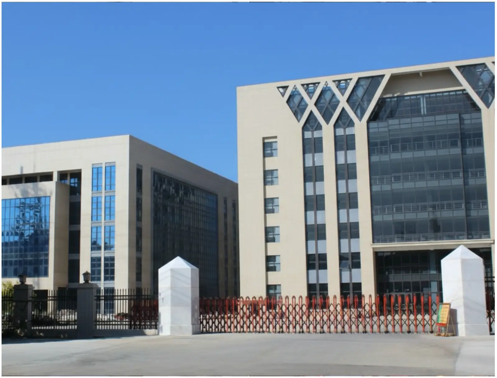 Gemistry’s factory is located in China, supporting our position as a trusted gemstone and crystal wholesaler with over 40 years of experience. All products are supplied directly from our China factory and quality-checked by professional gemologists.